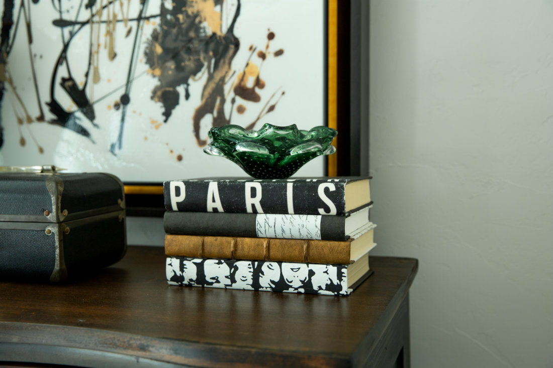 decorative-books-bedroom-dresser-table